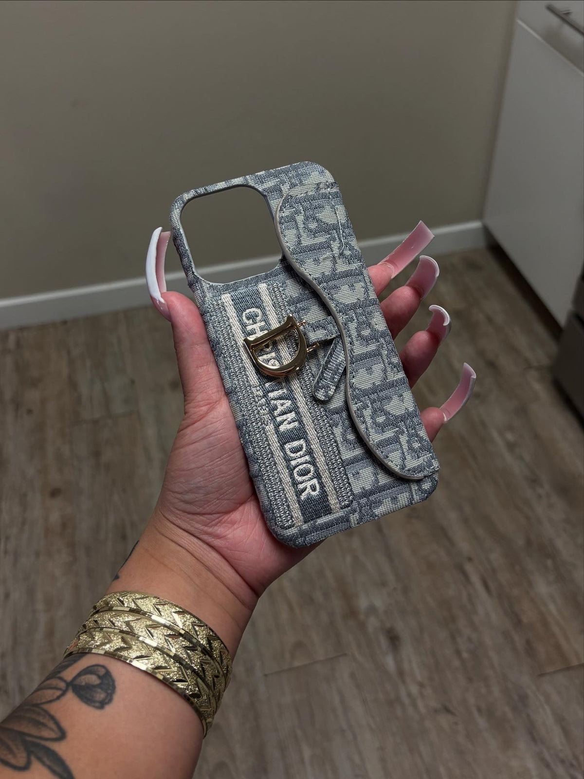DIOR CASE(S)